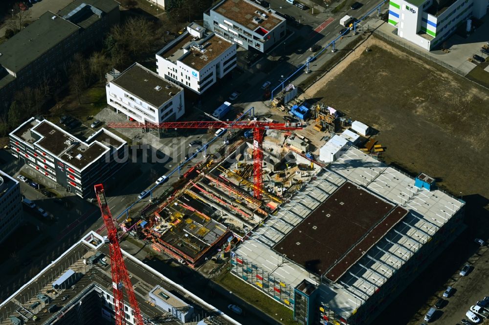 Luftbild Berlin - Neubau eines Büro- und Geschäftshauses der Scienion AG an der Wagner-Régeny-Straße in Berlin, Deutschland