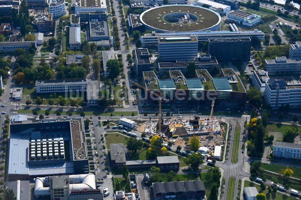 Berlin aus der Vogelperspektive: Neubau eines Büro- und Geschäftshauses Steinbeis-Haus Adlershof in Berlin, Deutschland