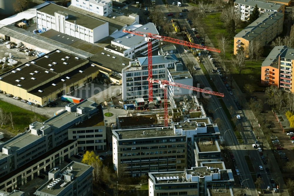 Luftbild Berlin - Neubau eines Büro- und Geschäftshauses an der Tempelhofer Weg im Ortsteil Britz in Berlin, Deutschland