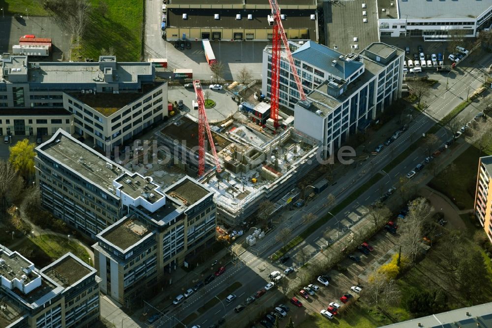 Berlin aus der Vogelperspektive: Neubau eines Büro- und Geschäftshauses an der Tempelhofer Weg im Ortsteil Britz in Berlin, Deutschland