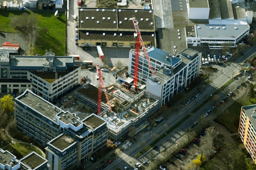 Luftbild Berlin - Neubau eines Büro- und Geschäftshauses an der Tempelhofer Weg im Ortsteil Britz in Berlin, Deutschland