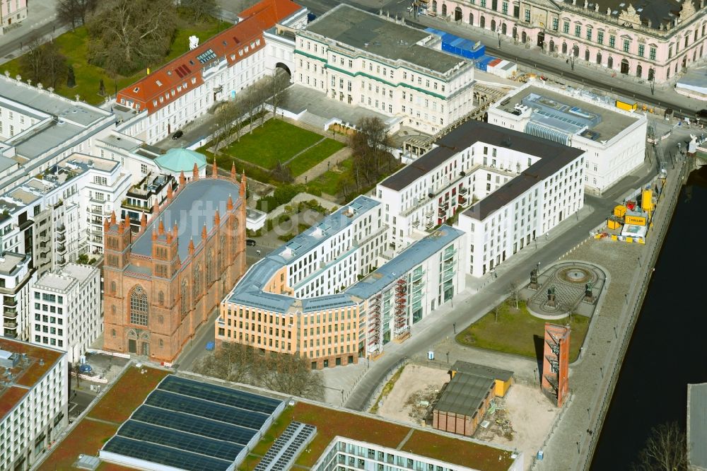 Luftbild Berlin - Neubau eines Büro- und Geschäftshauses am Werderscher Markt Ecke Schinkelplatz im Ortsteil Mitte in Berlin, Deutschland