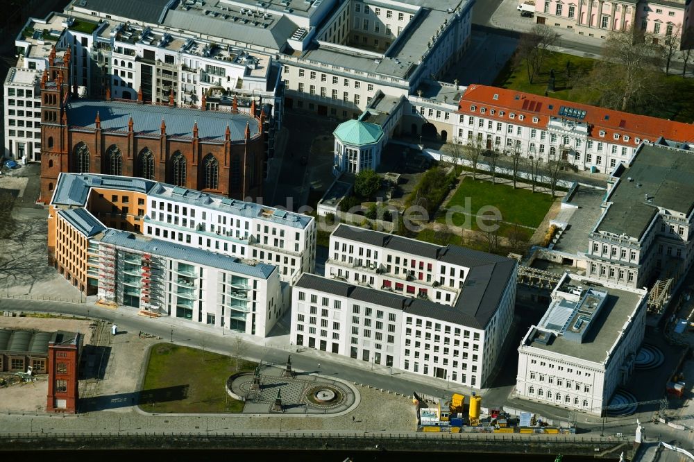 Luftbild Berlin - Neubau eines Büro- und Geschäftshauses am Werderscher Markt Ecke Schinkelplatz im Ortsteil Mitte in Berlin, Deutschland