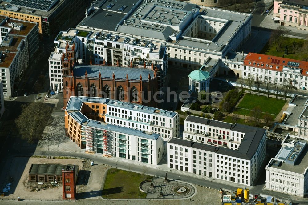 Luftaufnahme Berlin - Neubau eines Büro- und Geschäftshauses am Werderscher Markt Ecke Schinkelplatz im Ortsteil Mitte in Berlin, Deutschland