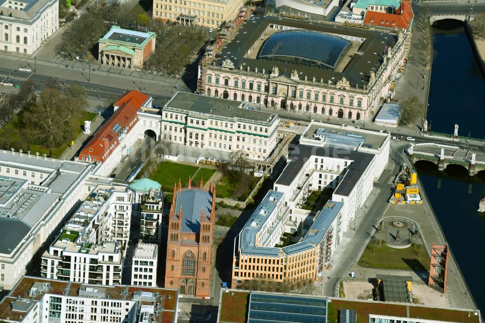 Berlin von oben - Neubau eines Büro- und Geschäftshauses am Werderscher Markt Ecke Schinkelplatz im Ortsteil Mitte in Berlin, Deutschland