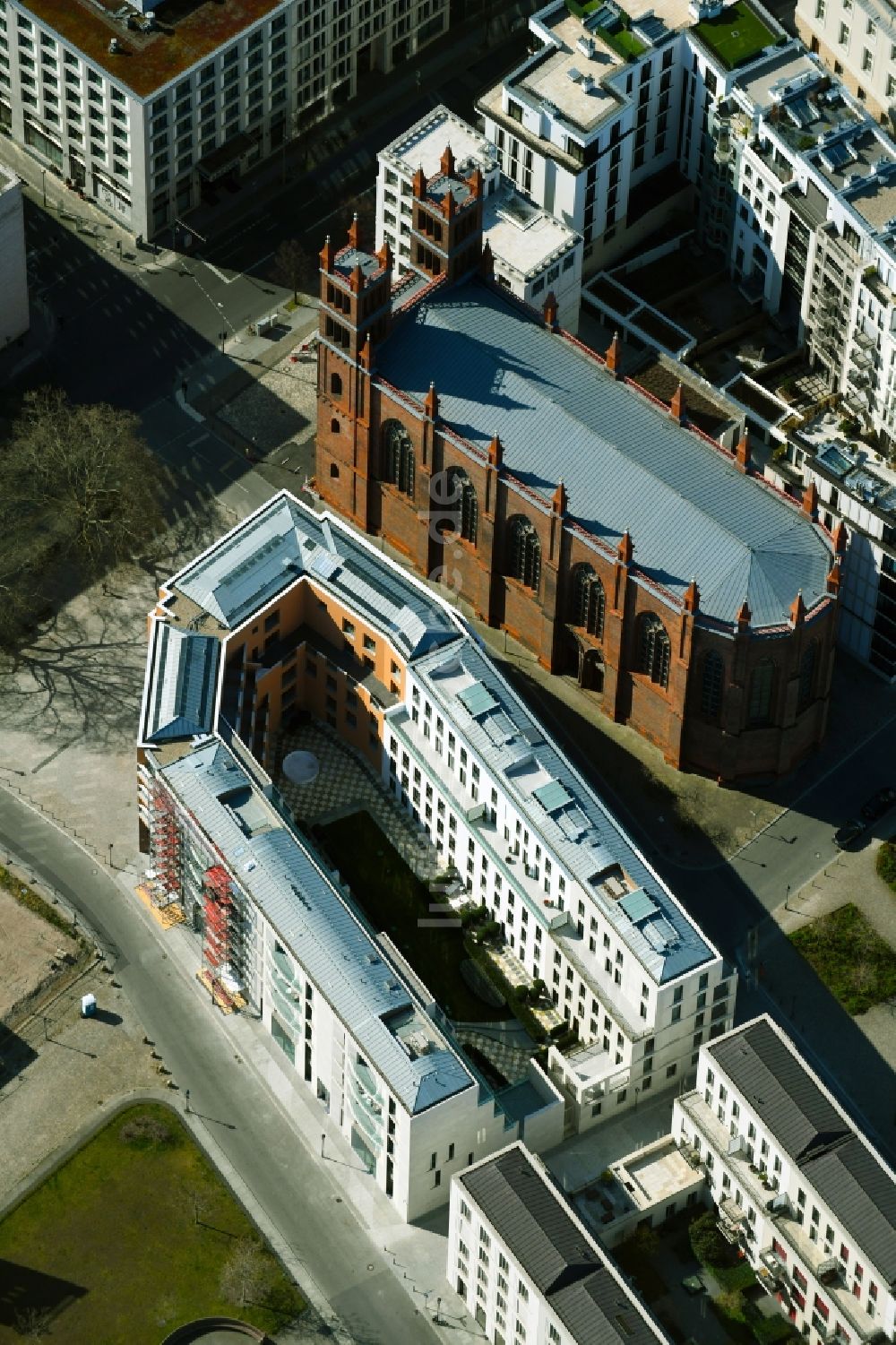 Luftaufnahme Berlin - Neubau eines Büro- und Geschäftshauses am Werderscher Markt Ecke Schinkelplatz im Ortsteil Mitte in Berlin, Deutschland