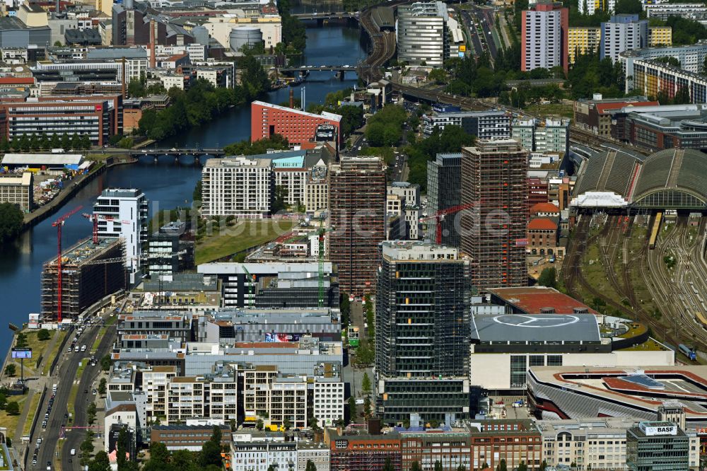 Berlin aus der Vogelperspektive: Neubau des Büro- und Unternehmensverwaltungs- Hochhaus- Gebäude Stream Tower in Berlin, Deutschland