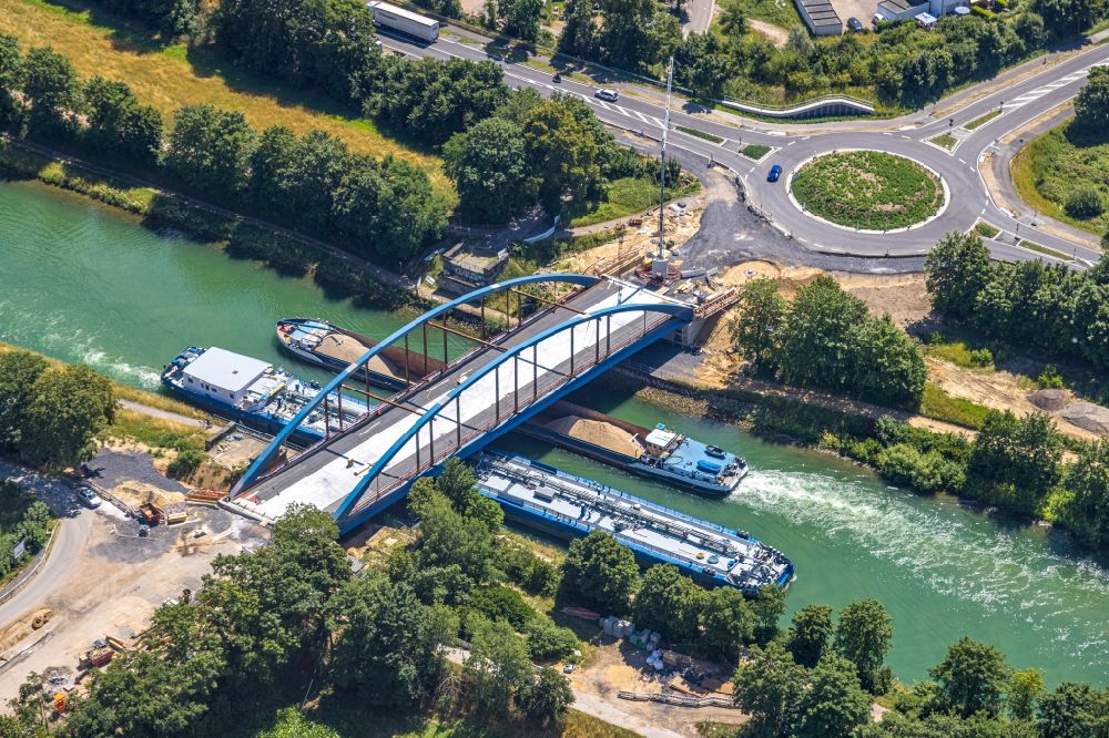 Hünxe von oben - Neubau eines Brückenbauwerk entlang der Dinslakener Straße über den Wesel-Datteln-Kanal in Hünxe im Bundesland Nordrhein-Westfalen, Deutschland