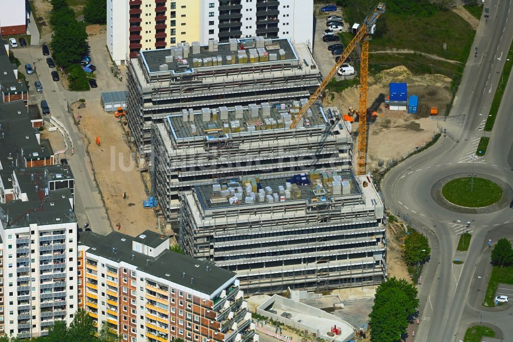 Luftaufnahme Rostock - Neubau eines Büro- und Geschäftshauses im Ortsteil Südstadt in Rostock im Bundesland Mecklenburg-Vorpommern, Deutschland