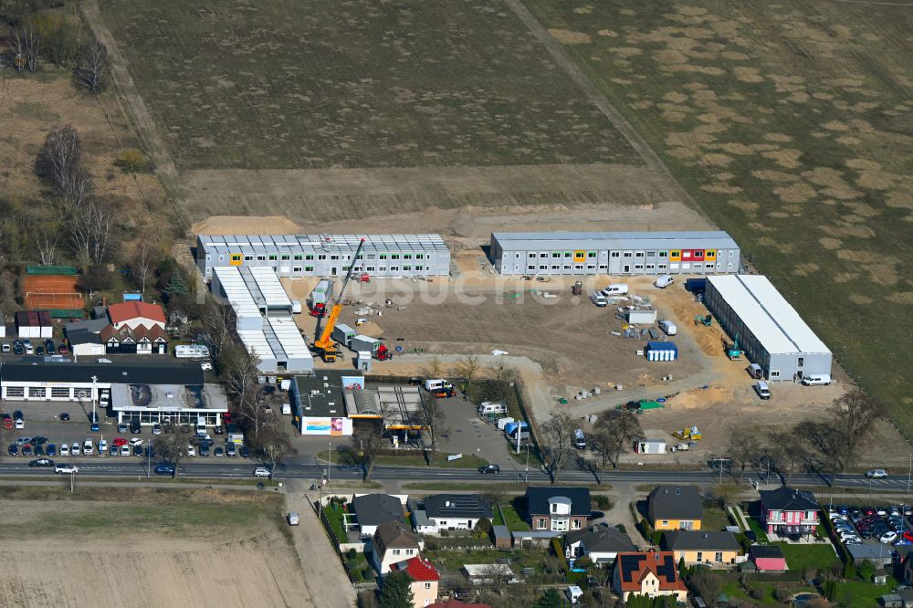 Luftaufnahme Falkensee - Neubau Container- Siedlung als Behelfsunterkunft Unterkunft für Geflüchtete in Falkensee im Bundesland Brandenburg, Deutschland