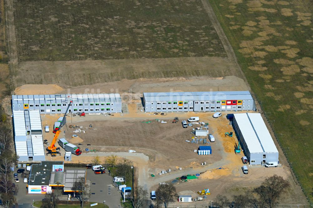 Falkensee von oben - Neubau Container- Siedlung als Behelfsunterkunft Unterkunft für Geflüchtete in Falkensee im Bundesland Brandenburg, Deutschland