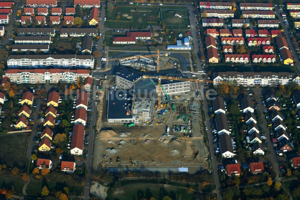 Hönow von oben - Neubau Gebrüder-Grimm-Grundschule und OTZ Ortsteilzentrum in Hönow im Bundesland Brandenburg, Deutschland