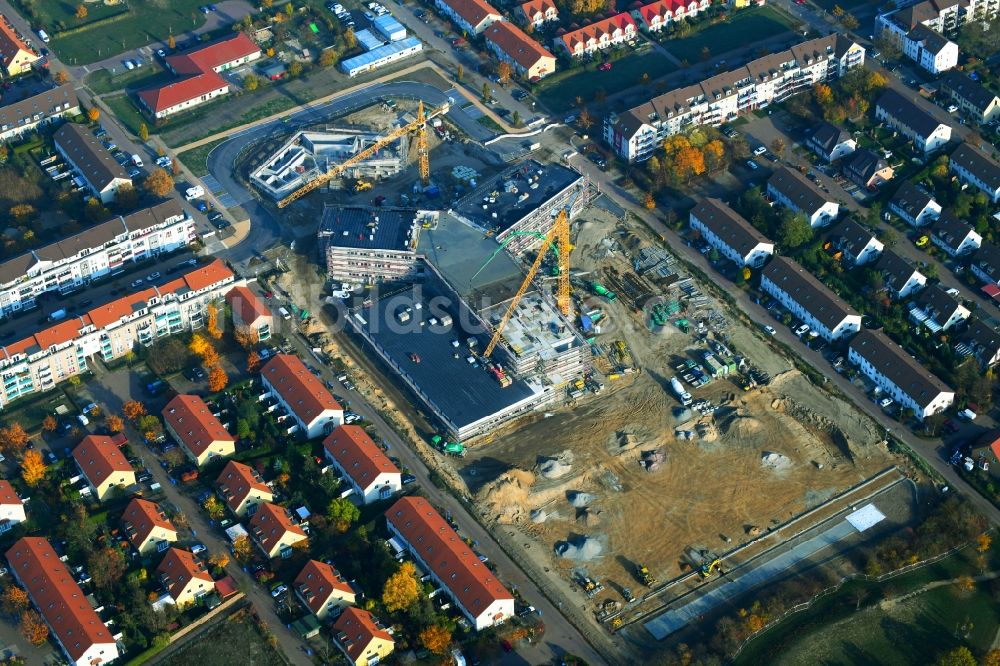 Luftaufnahme Hönow - Neubau Gebrüder-Grimm-Grundschule und OTZ Ortsteilzentrum in Hönow im Bundesland Brandenburg, Deutschland