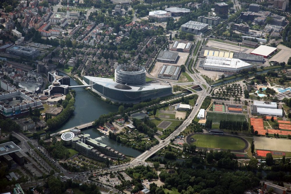 Straßburg aus der Vogelperspektive: Neubau- Gebäude des Europäischen Parlament der EU Europäischen Union in Straßburg im Elsass in Frankreich