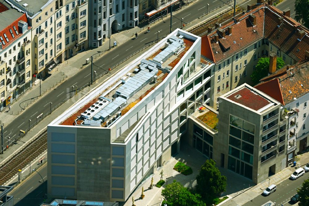 Berlin von oben - Neubau des Gebäudekomplex Medienhauses des Suhrkamp Verlag im Ortsteil Mitte in Berlin, Deutschland