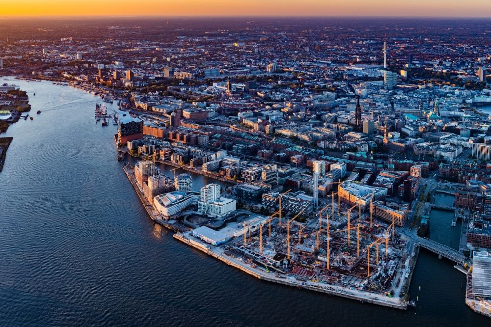 Luftaufnahme Hamburg - Neubau des Gebäudekomplexes Überseequartier am Chicagokai in der Hafencity in Hamburg, Deutschland