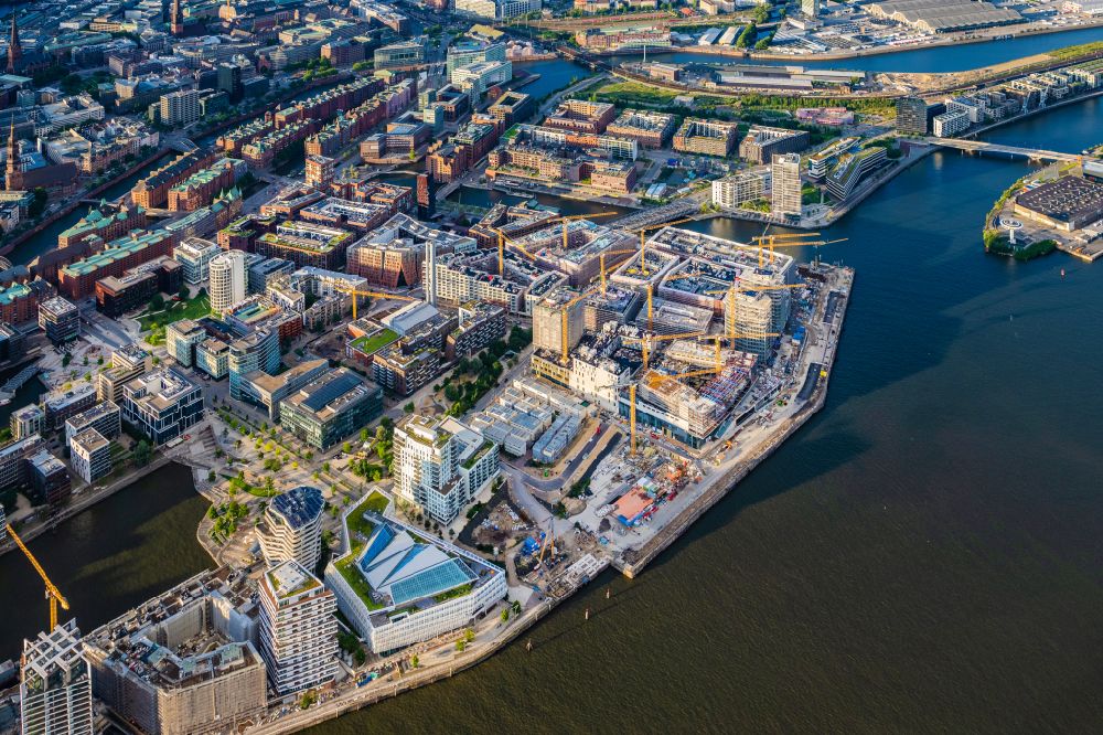 Hamburg von oben - Neubau des Gebäudekomplexes Überseequartier am Chicagokai in der Hafencity in Hamburg, Deutschland