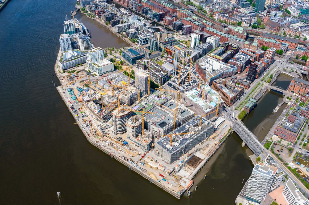 Hamburg von oben - Neubau des Gebäudekomplexes Überseequartier am Strandkai in der Hafencity in Hamburg, Deutschland