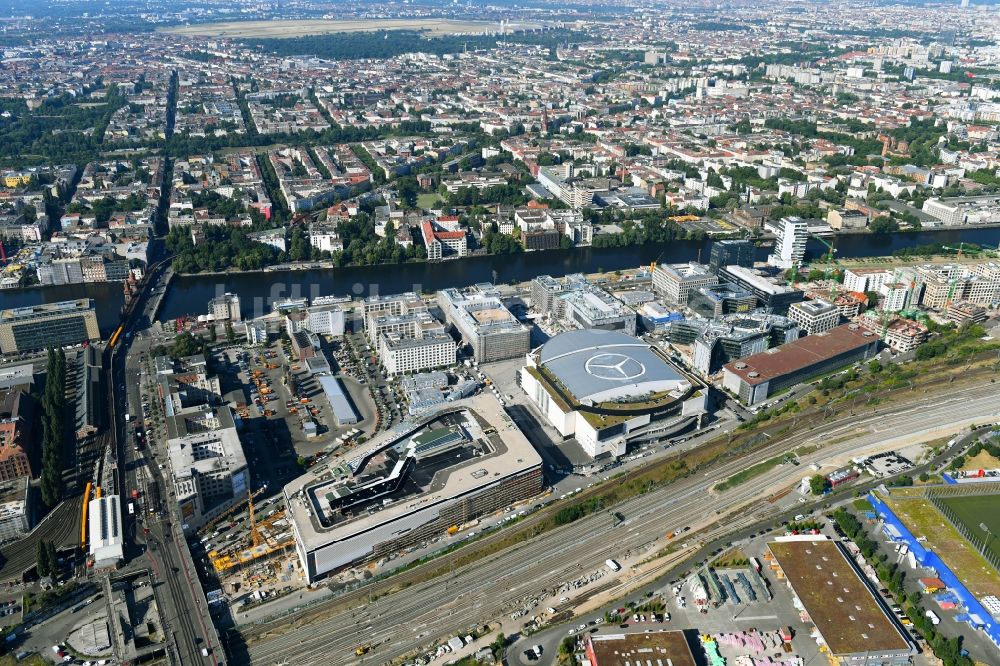 Luftaufnahme Berlin - Neubau des Gebäudekomplexes des Einkaufszentrum East Side Mall auf dem Anschutz - Areal im Friedrichshain in Berlin, Deutschland