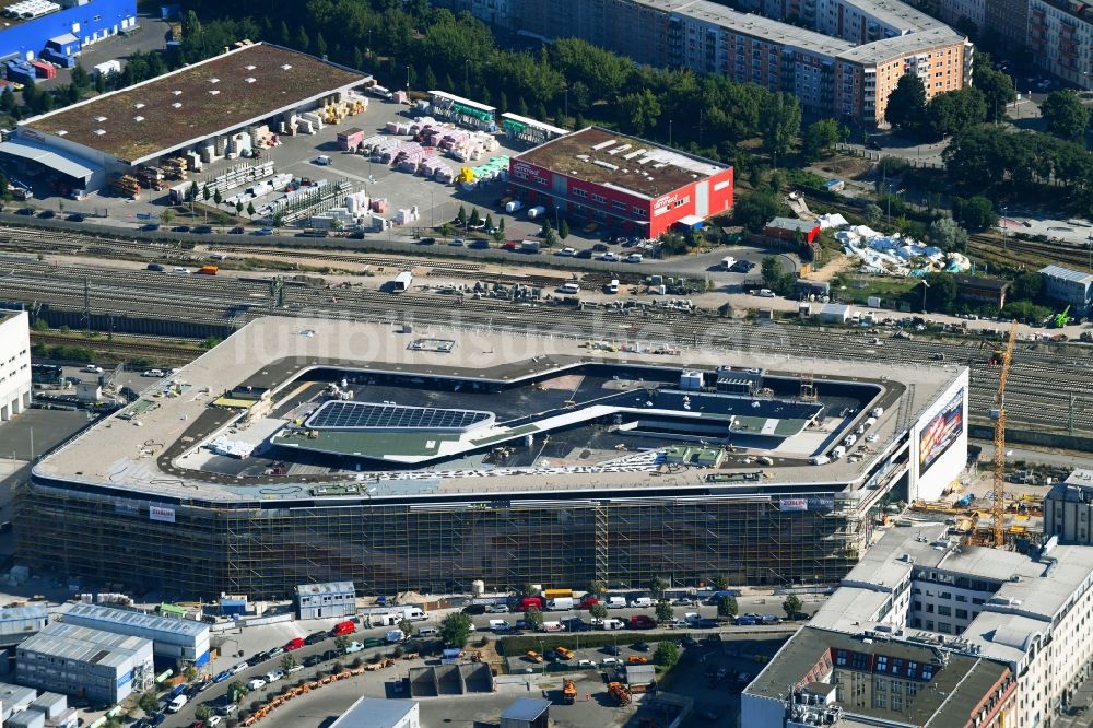 Berlin aus der Vogelperspektive: Neubau des Gebäudekomplexes des Einkaufszentrum East Side Mall auf dem Anschutz - Areal im Friedrichshain in Berlin, Deutschland