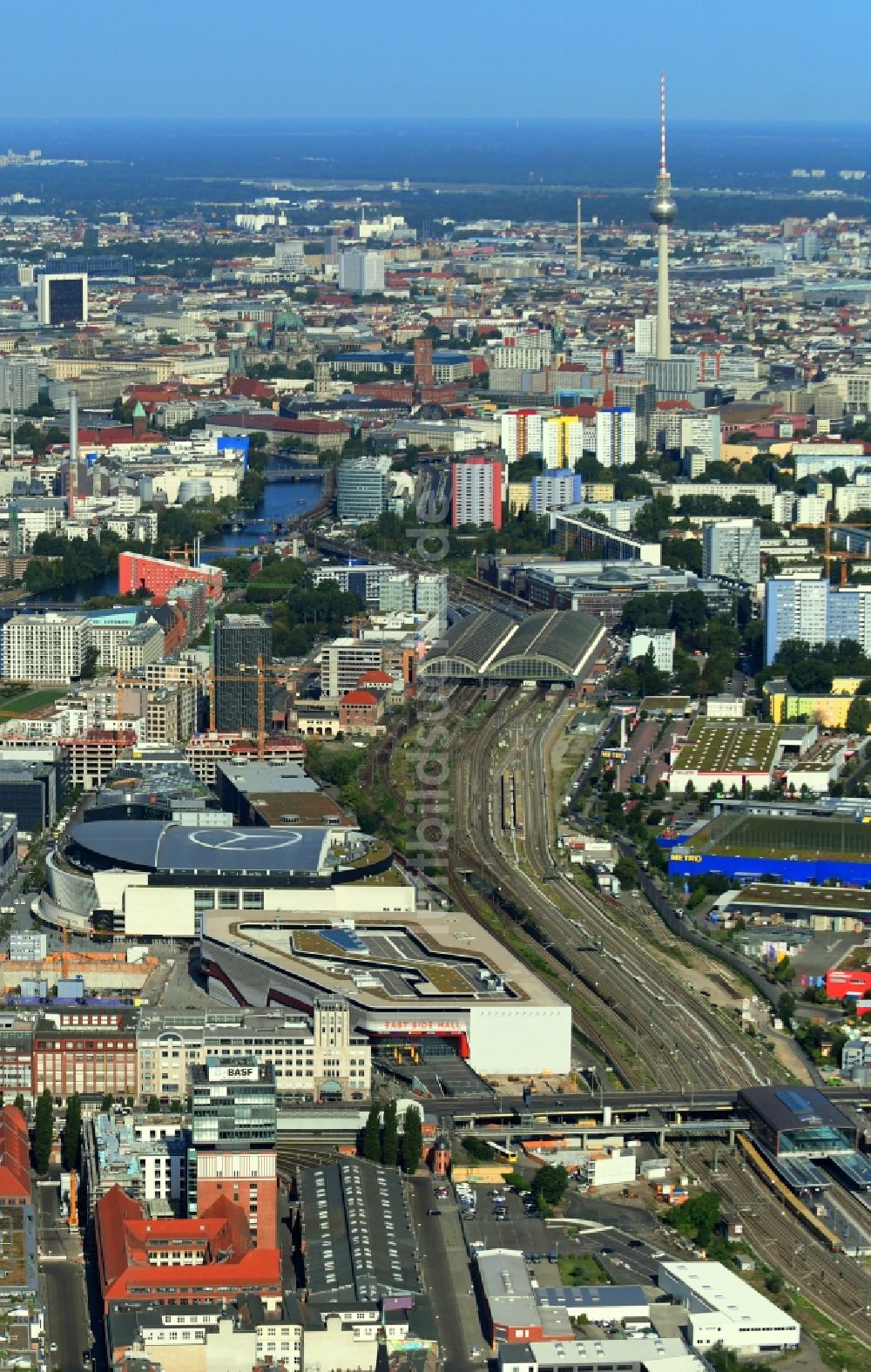 Luftbild Berlin - Neubau des Gebäudekomplexes des Einkaufszentrum East Side Mall auf dem Anschutz - Areal im Friedrichshain in Berlin, Deutschland