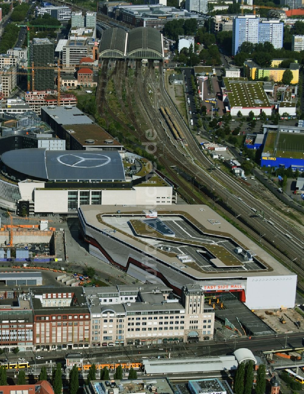Luftaufnahme Berlin - Neubau des Gebäudekomplexes des Einkaufszentrum East Side Mall auf dem Anschutz - Areal im Friedrichshain in Berlin, Deutschland