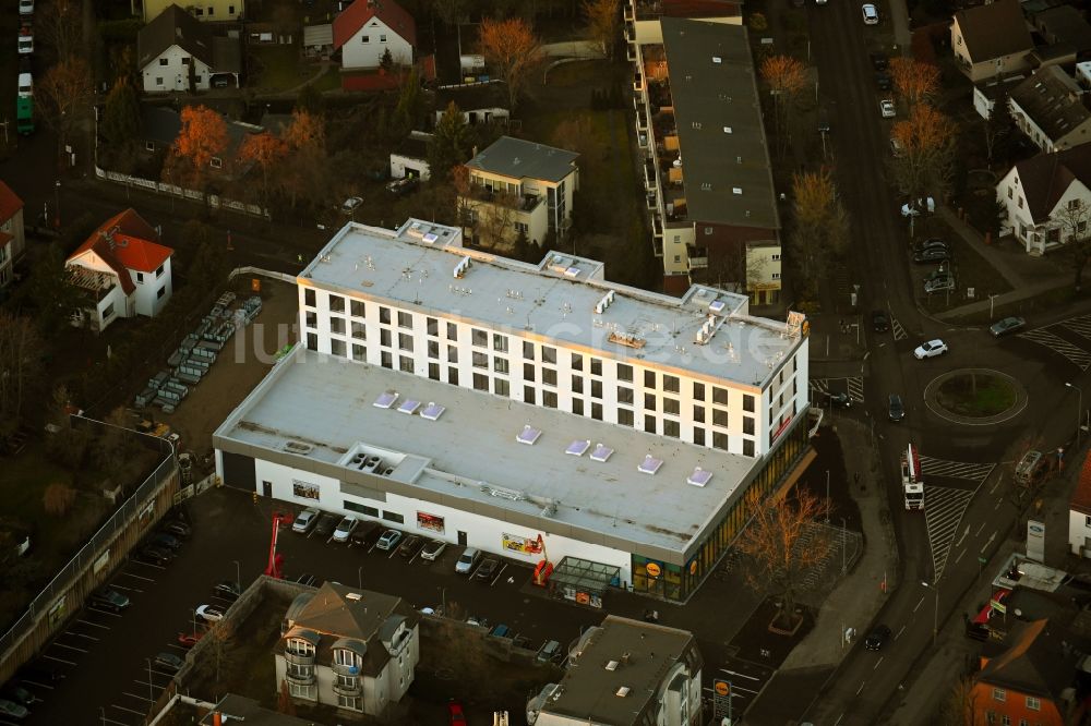 Berlin aus der Vogelperspektive: Neubau des Gebäudekomplexes des LIDL- Einkaufszentrum im Ortsteil Mahlsdorf in Berlin, Deutschland