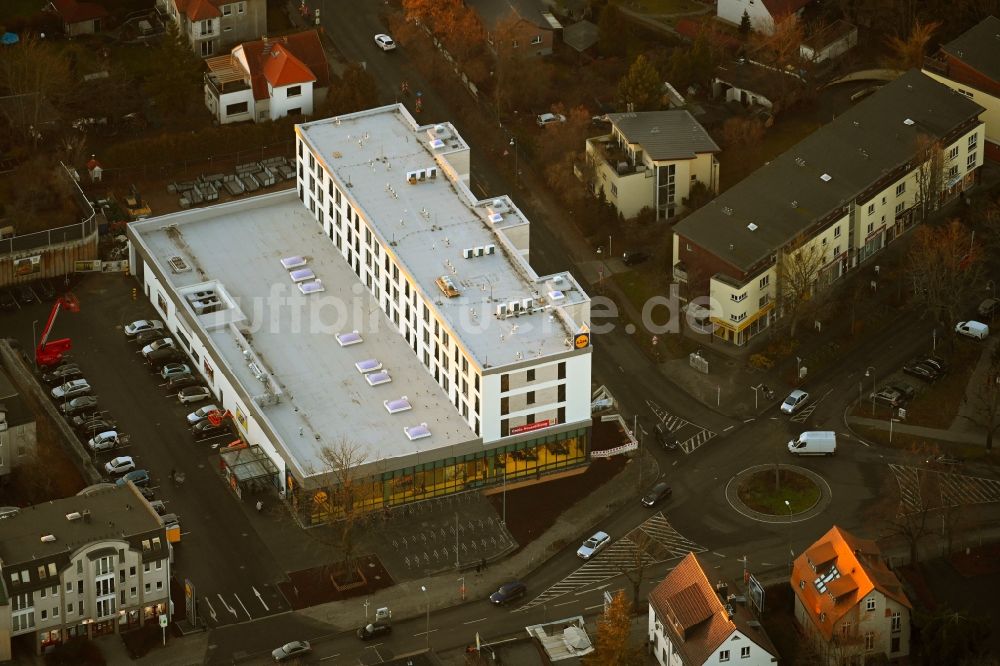 Luftaufnahme Berlin - Neubau des Gebäudekomplexes des LIDL- Einkaufszentrum im Ortsteil Mahlsdorf in Berlin, Deutschland