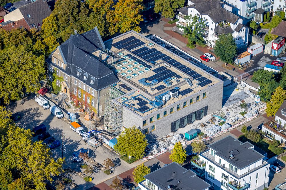 Holzwickede von oben - Neubau eines Gebäudes der Stadtverwaltung - Rathaus in Holzwickede im Bundesland Nordrhein-Westfalen, Deutschland