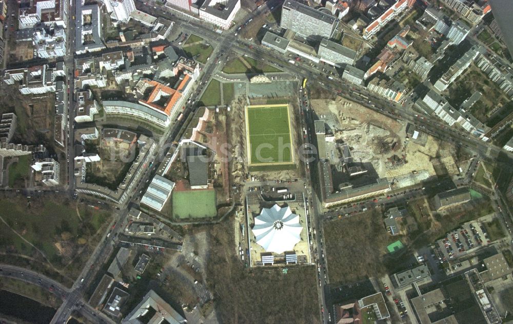 Luftbild Berlin - Neubau- Gelände der Arena Tempodrom an der Möckernstraße im Ortsteil Kreuzberg in Berlin, Deutschland