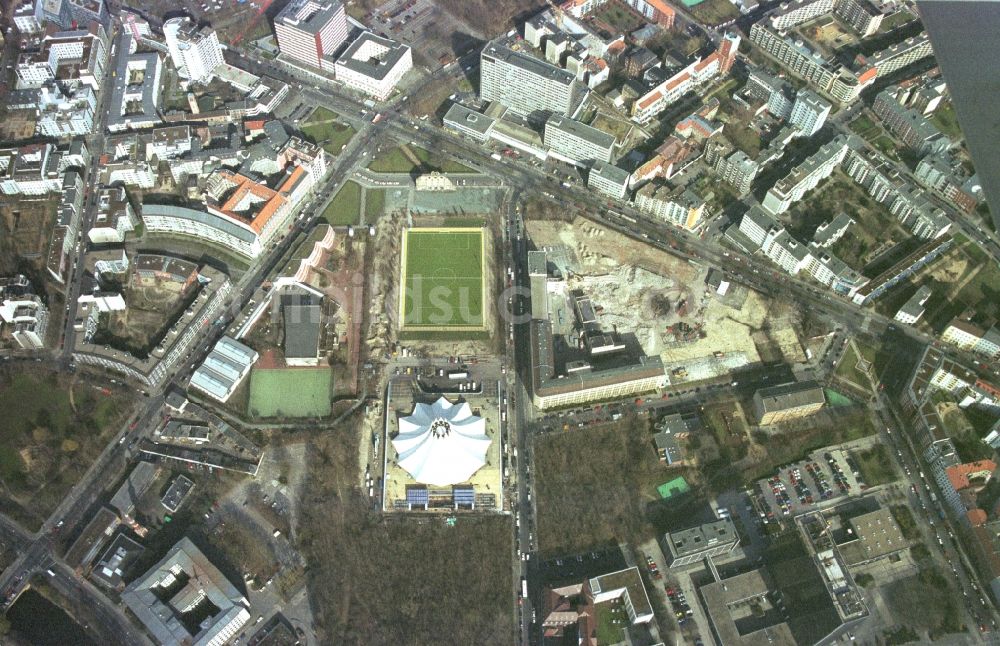 Luftaufnahme Berlin - Neubau- Gelände der Arena Tempodrom an der Möckernstraße im Ortsteil Kreuzberg in Berlin, Deutschland