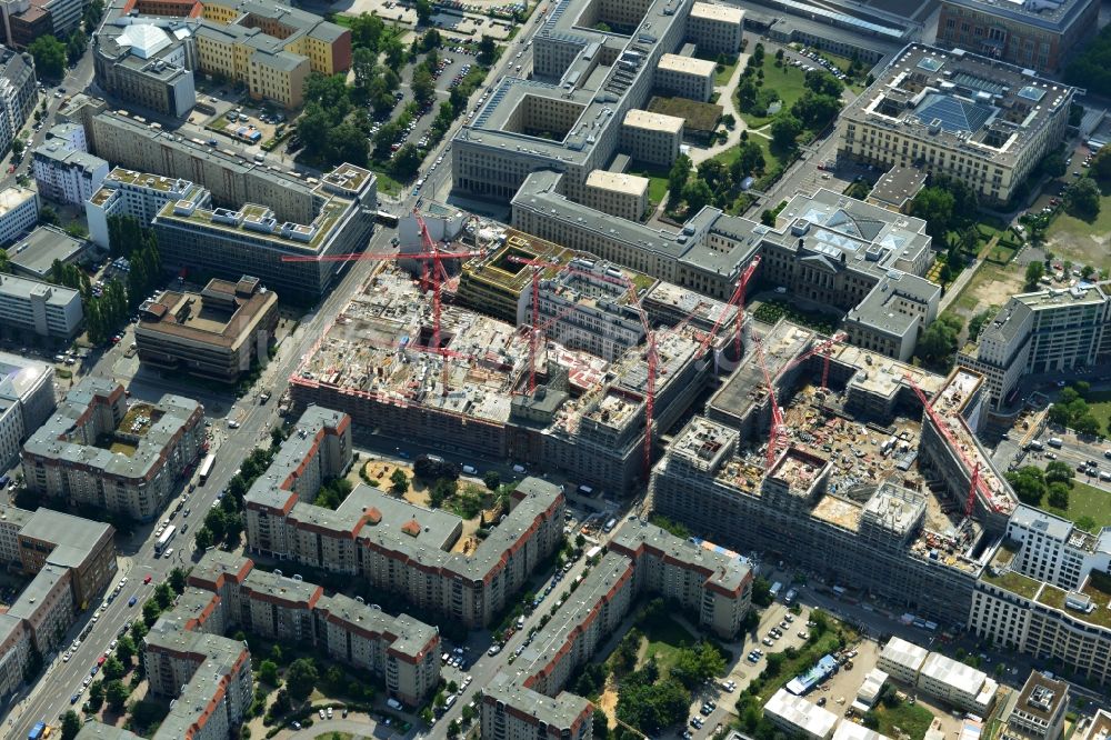 Berlin aus der Vogelperspektive: Neubau eines Gewerbe- und Wohnkomplexes auf dem Wertheim Areal am Leipziger Platz in Berlin - Mitte