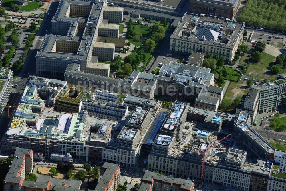Luftaufnahme Berlin - Neubau eines Gewerbe- und Wohnkomplexes auf dem Wertheim Areal am Leipziger Platz in Berlin - Mitte