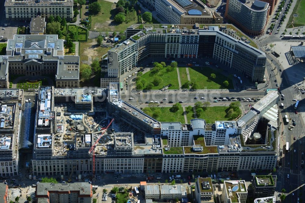Luftbild Berlin - Neubau eines Gewerbe- und Wohnkomplexes auf dem Wertheim Areal am Leipziger Platz in Berlin - Mitte