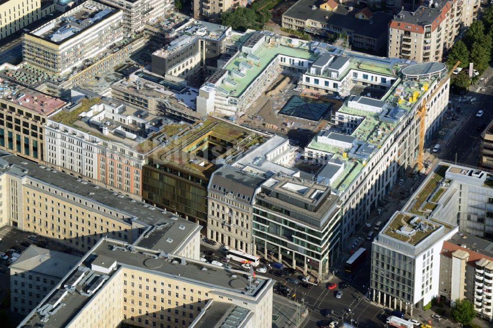 Luftaufnahme Berlin Mitte - Neubau eines Gewerbe- und Wohnkomplexes auf dem Wertheim Areal am Leipziger Platz in Berlin - Mitte