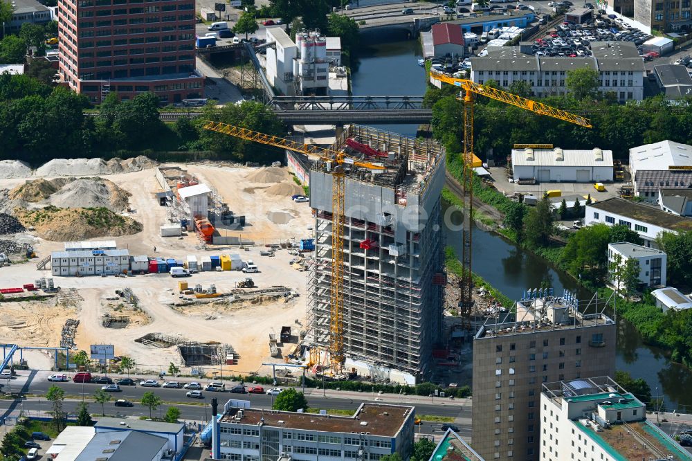 Berlin von oben - Neubau- Hochhaus- Baustelle der Hotelanlage Estrel Tower in Berlin, Deutschland