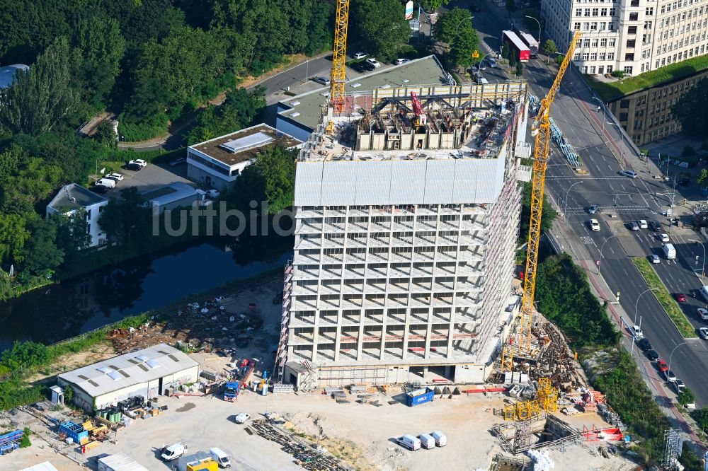 Luftbild Berlin - Neubau- Hochhaus- Baustelle der Hotelanlage Estrel Tower in Berlin, Deutschland