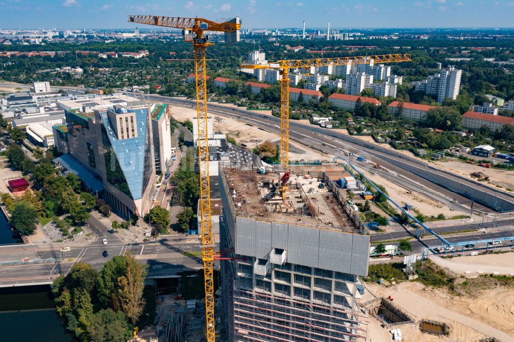 Berlin von oben - Neubau- Hochhaus- Baustelle der Hotelanlage Estrel Tower in Berlin, Deutschland
