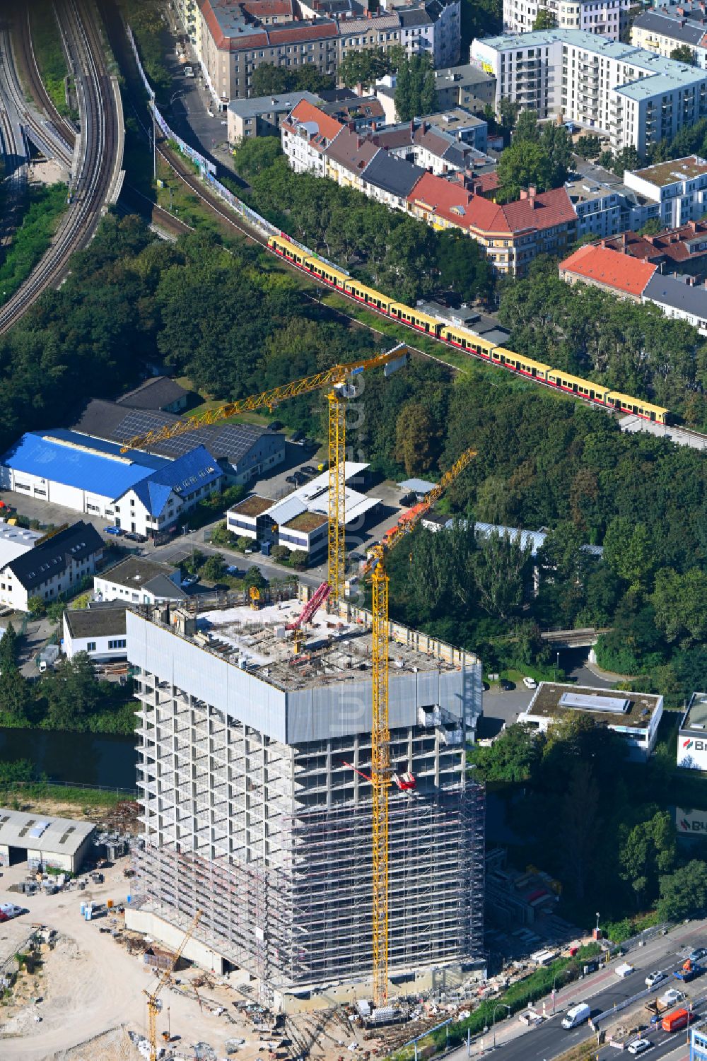 Berlin aus der Vogelperspektive: Neubau- Hochhaus- Baustelle der Hotelanlage Estrel Tower in Berlin, Deutschland