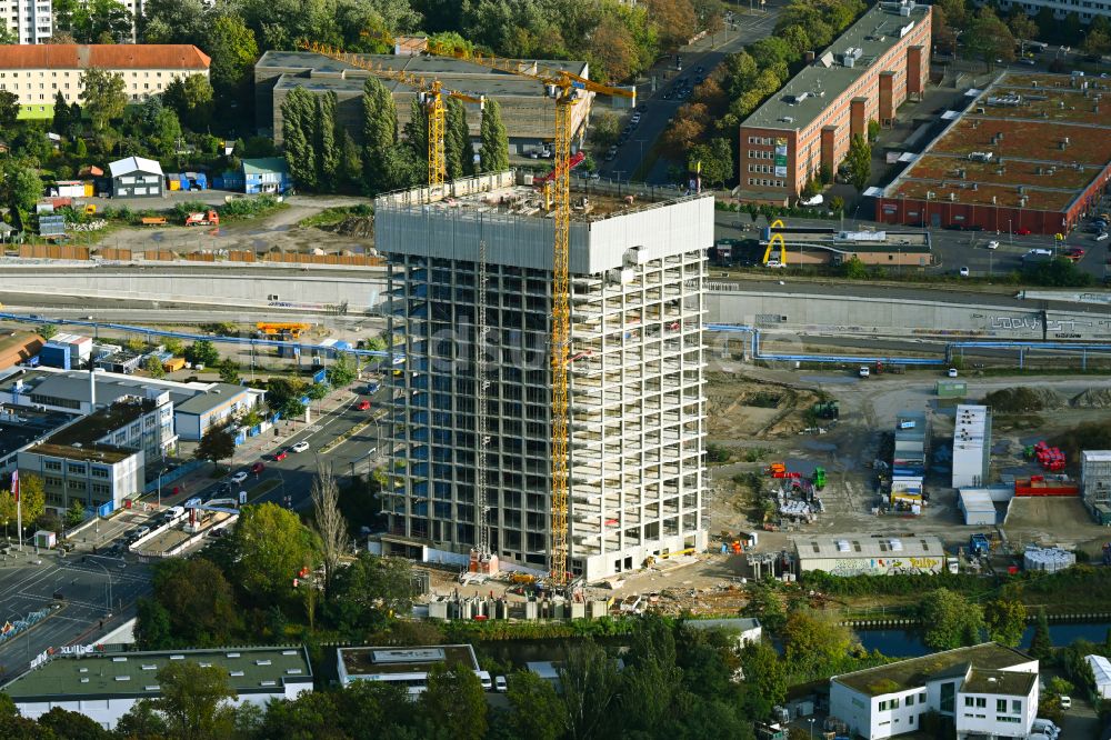 Luftaufnahme Berlin - Neubau- Hochhaus- Baustelle der Hotelanlage Estrel Tower in Berlin, Deutschland