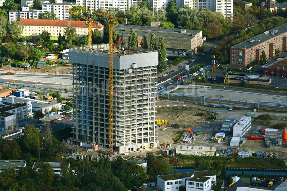 Berlin aus der Vogelperspektive: Neubau- Hochhaus- Baustelle der Hotelanlage Estrel Tower in Berlin, Deutschland