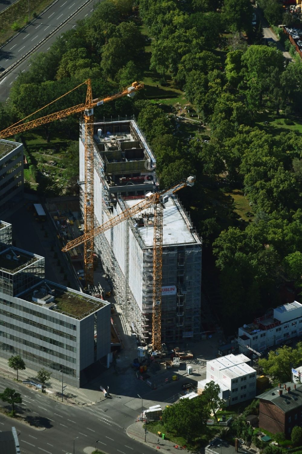 Luftbild Berlin - Neubau- Hochhaus- Baustelle der Hotelanlage im Ortsteil Schöneberg in Berlin, Deutschland
