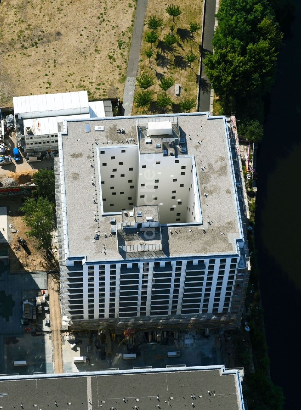 Luftbild Berlin - Neubau- Hochhaus- Baustelle der Hotelanlage am Stralauer Platz am Ufer der Spree im Stadtteil Friedrichshain in Berlin