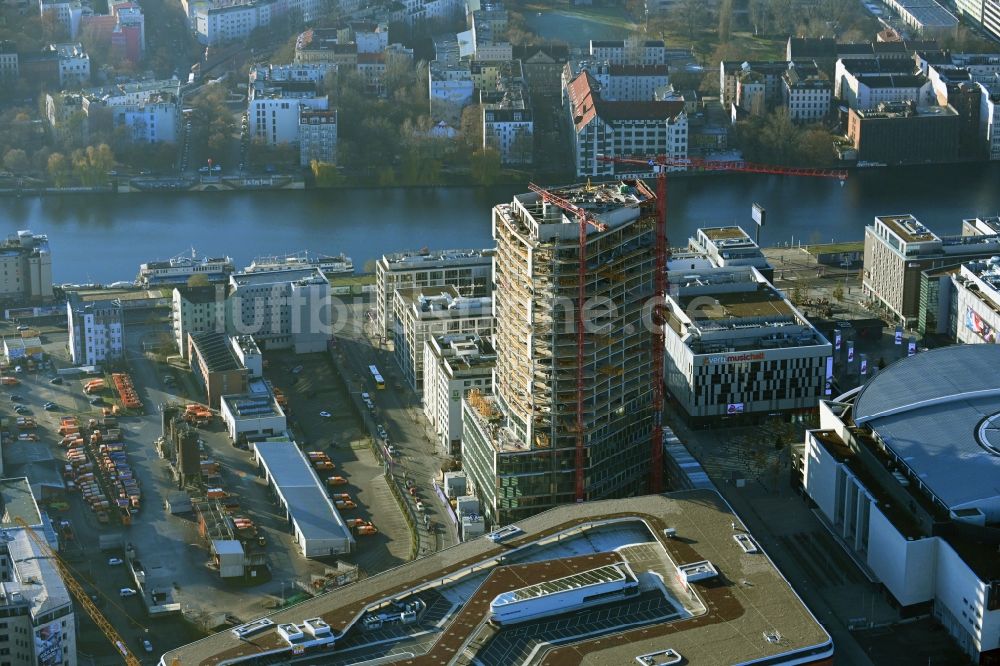 Luftaufnahme Berlin - Neubau- Hochhaus- Baustelle der Hotelanlage Stream Tower im Ortsteil Friedrichshain in Berlin, Deutschland