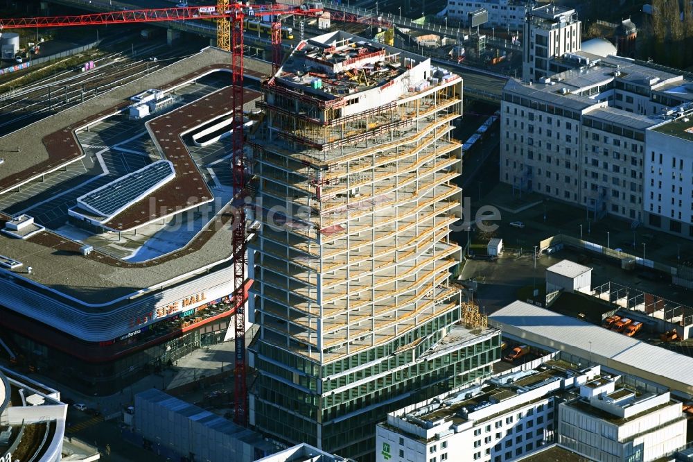 Berlin aus der Vogelperspektive: Neubau- Hochhaus- Baustelle der Hotelanlage Stream Tower im Ortsteil Friedrichshain in Berlin, Deutschland