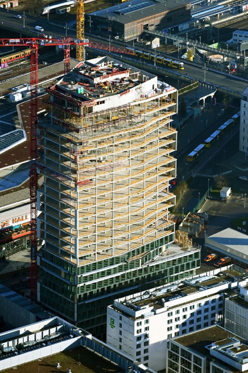 Luftaufnahme Berlin - Neubau- Hochhaus- Baustelle der Hotelanlage Stream Tower im Ortsteil Friedrichshain in Berlin, Deutschland