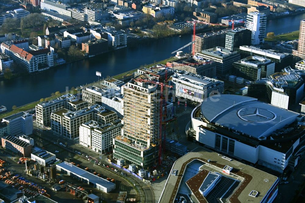 Luftbild Berlin - Neubau- Hochhaus- Baustelle der Hotelanlage Stream Tower im Ortsteil Friedrichshain in Berlin, Deutschland