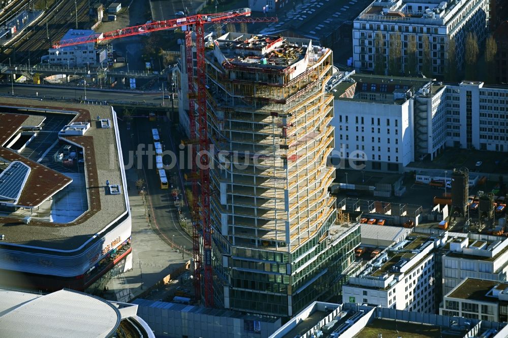 Luftbild Berlin - Neubau- Hochhaus- Baustelle der Hotelanlage Stream Tower im Ortsteil Friedrichshain in Berlin, Deutschland