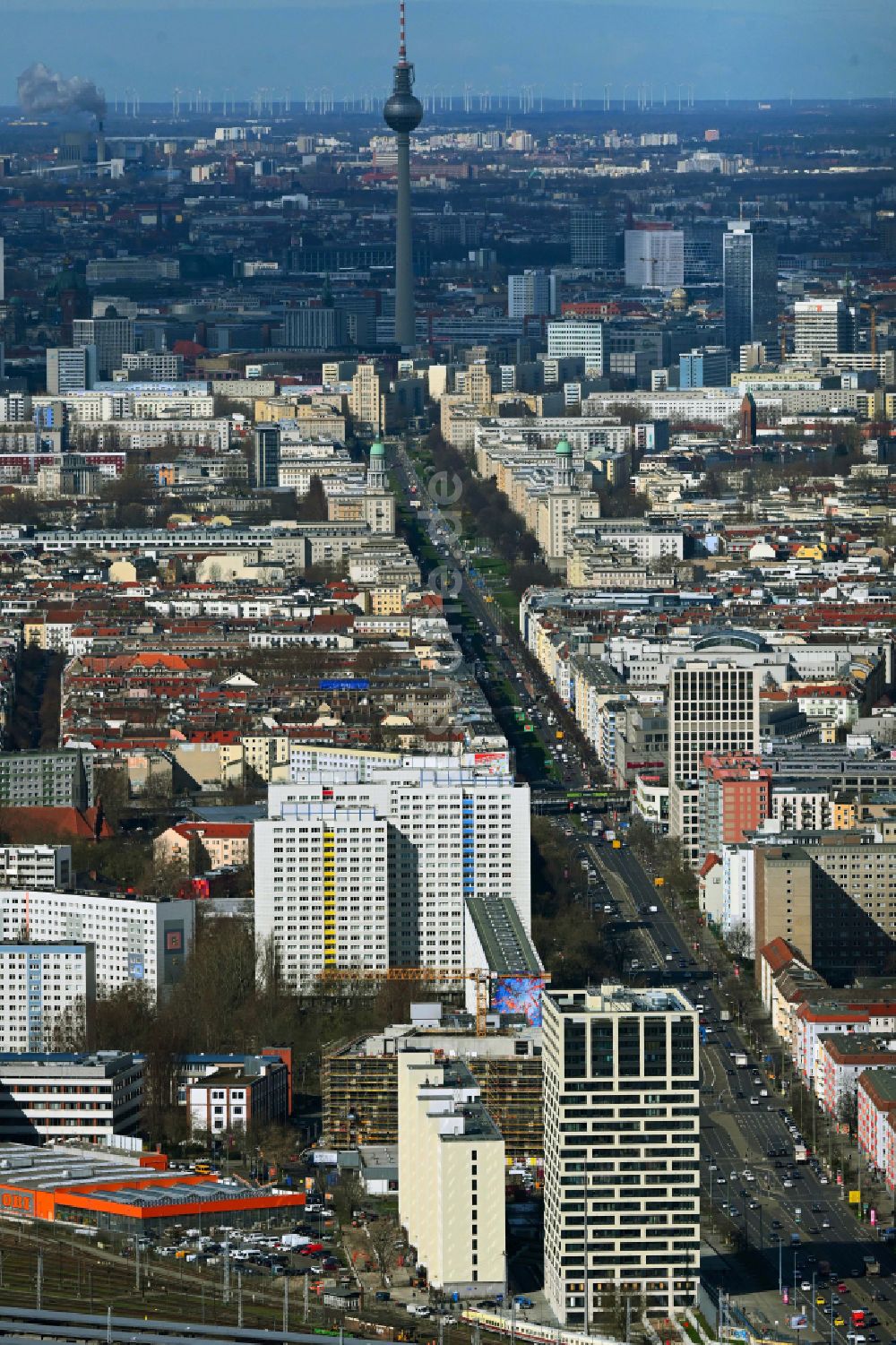 Luftbild Berlin - Neubau des Hochhaus- Gebäudekomplexes Q218 im Ortsteil Lichtenberg in Berlin, Deutschland