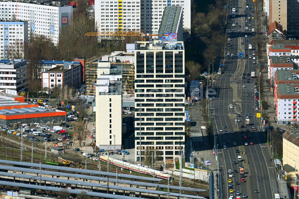 Berlin von oben - Neubau des Hochhaus- Gebäudekomplexes Q218 im Ortsteil Lichtenberg in Berlin, Deutschland